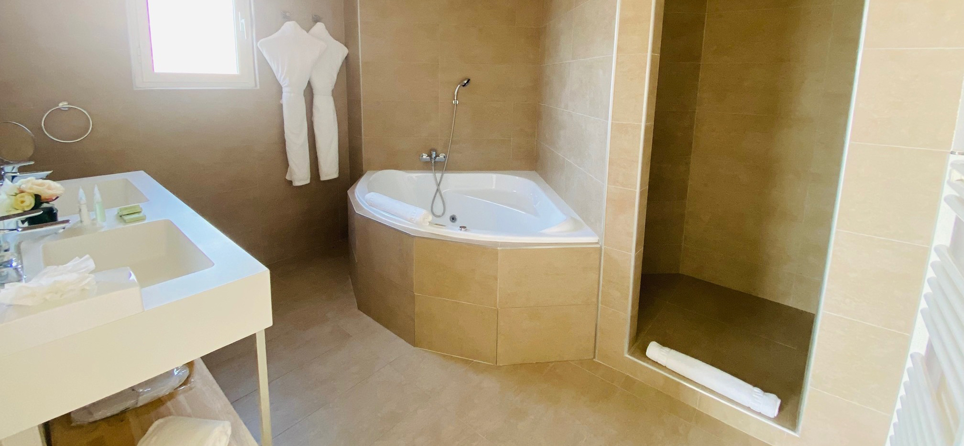Baño con ducha y bañera de hidromasaje, Palmyra Golf, hotel con spa en Occitania