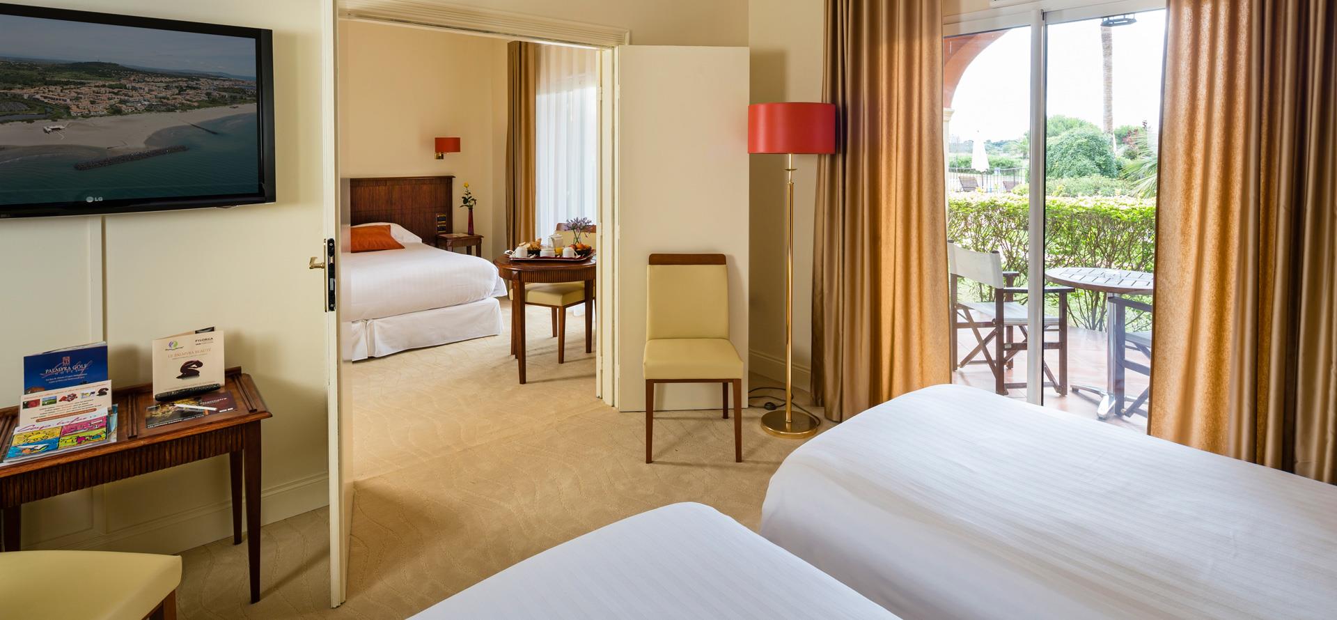 Chambres communicantes du Palmyra Golf hôtel au Cap d’Agde, composées de deux chambres confort 2 lits une place et 1 lit 2 places avec terrasse privative avec petit déjeuner servi en chambre.