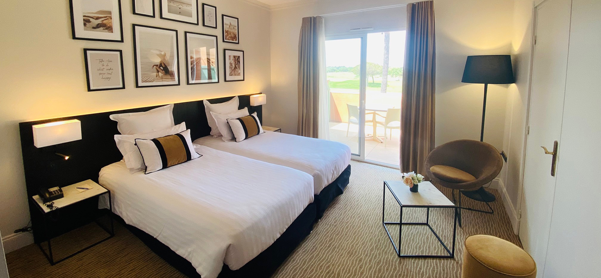 Komfort-Zimmer mit Blick auf die Golfanlage und 1 Doppelbett des Palmyra Golf Hotels in Le Cap d’Agde