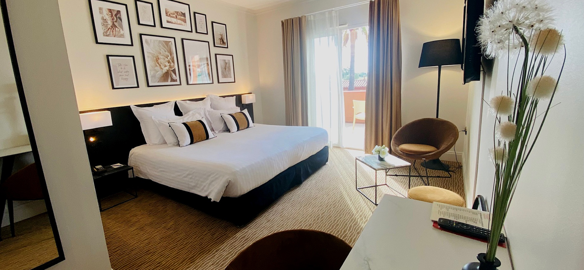Komfort-Zimmer mit Blick auf die Golfanlage und 2 Einzelbetten des Palmyra Golf Hotels in Le Cap d’Agde in Okzitanien