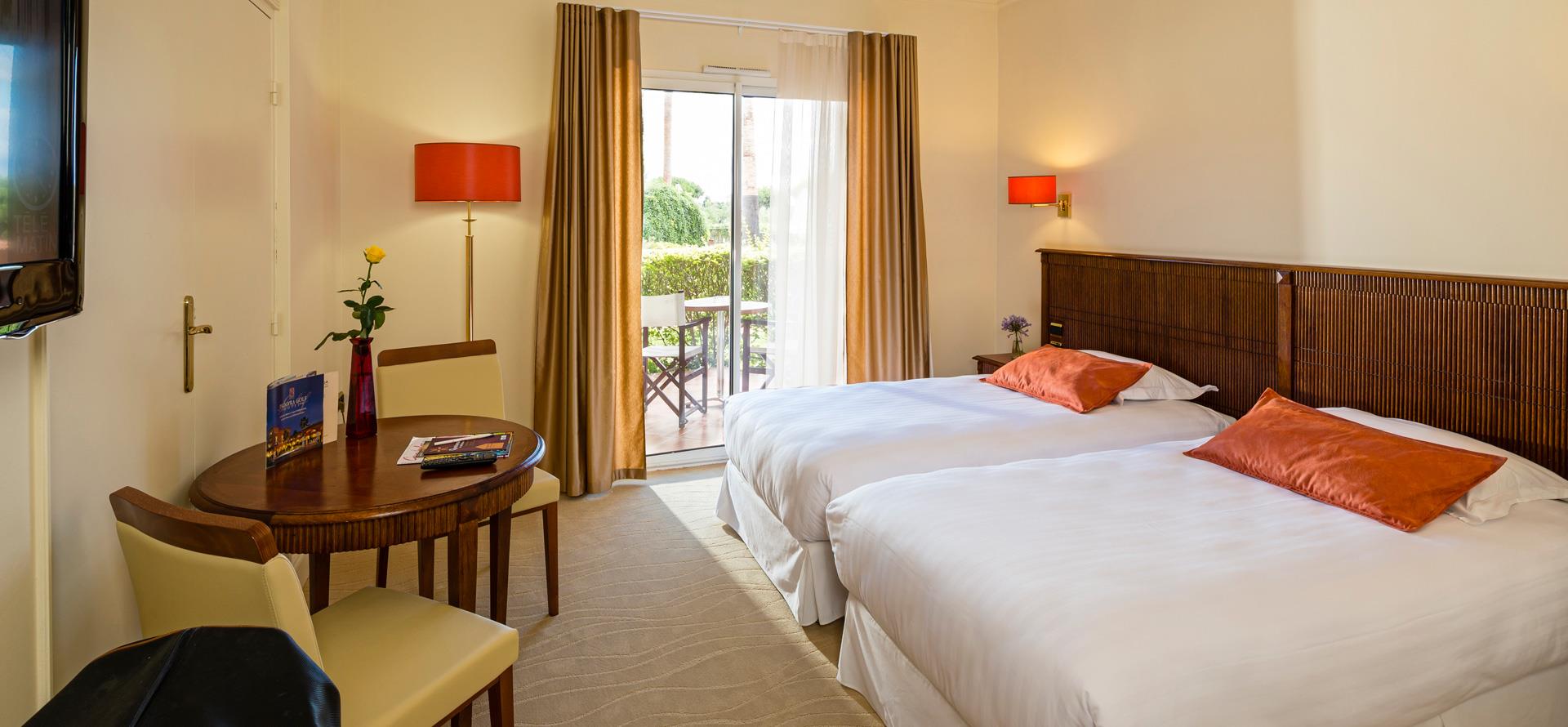 Vue d’une chambre confort vue jardin avec 2 lits 1 place de l’hôtel 4 étoiles au Cap d’Agde le Palmyra Golf 