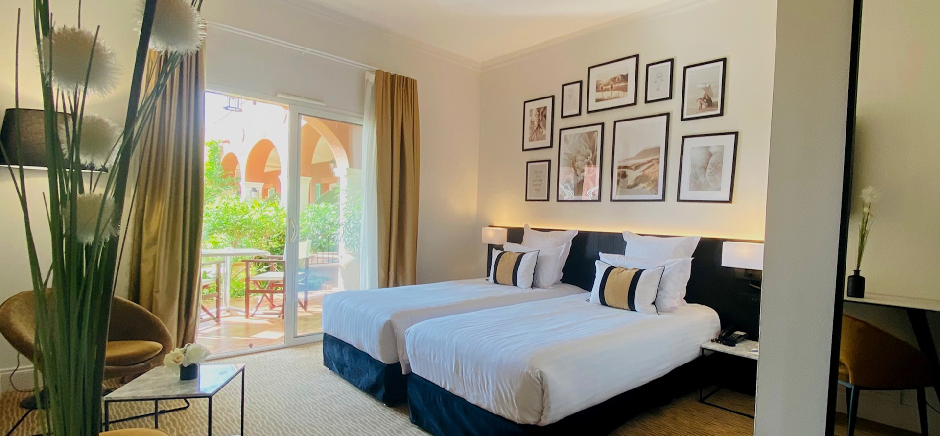 Vue d’une chambre confort avec vue jardin avec lit 2 places de l’hôtel 4 étoiles au Cap d’Agde le Palmyra Golf 