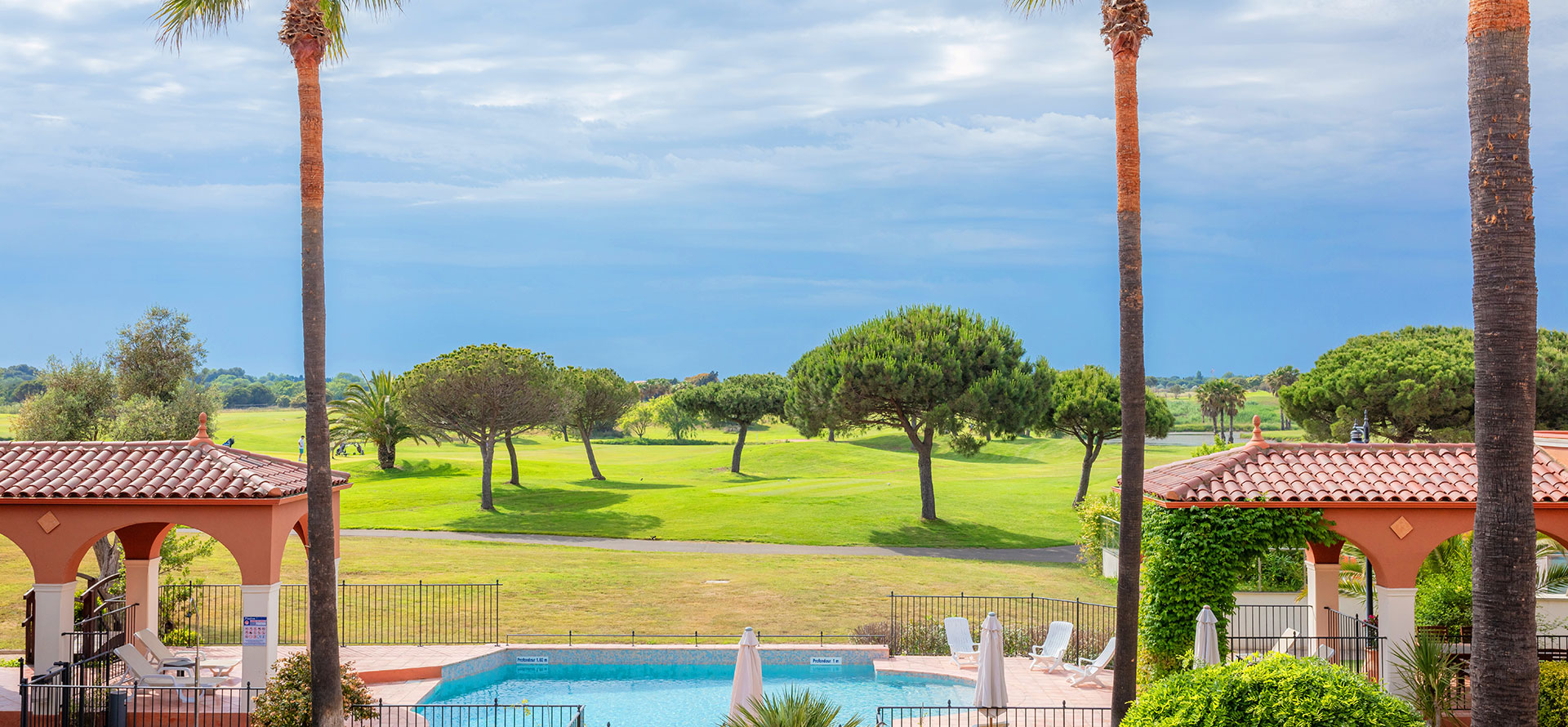 Ansicht einer aus einem Doppelbett bestehenden Suite des Palmyra Golf Hotels mit Spa in Okzitanien