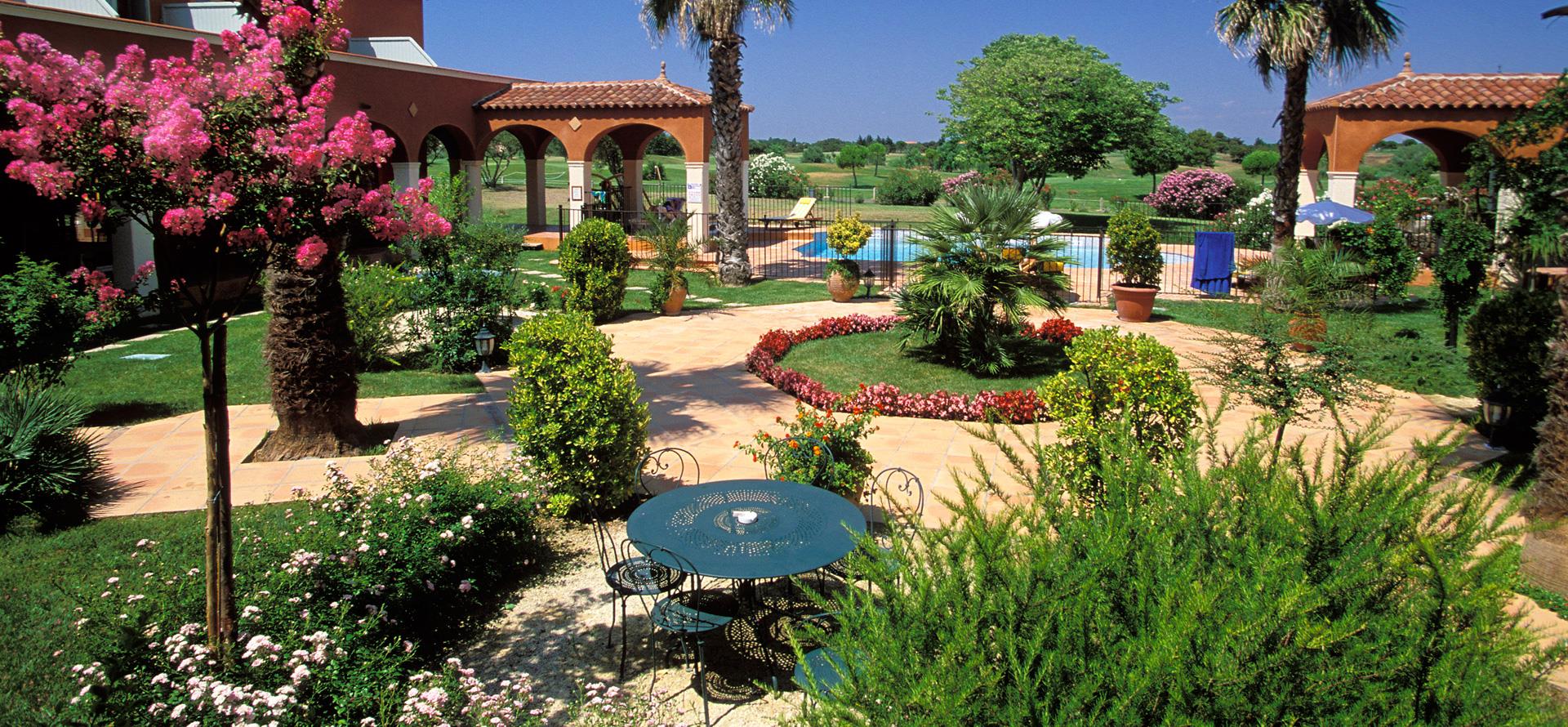 Vue du jardin avec piscine de l’hôtel 4 étoiles au Cap d’Agde le Palmyra Golf 