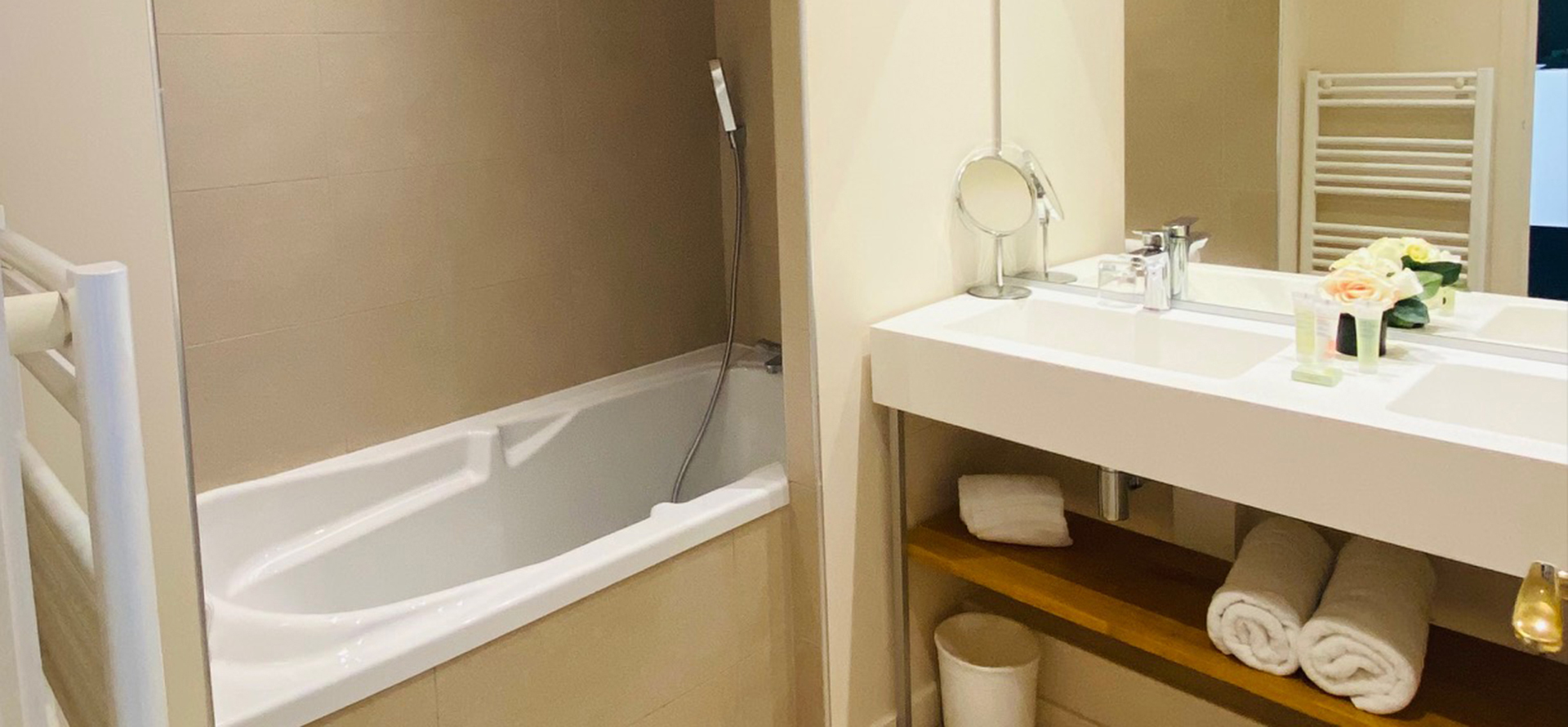 Aus zwei Komfort-Zimmern mit 2 Einzelbetten und 1 Doppelbett bestehende Verbindungszimmer mit Privatterrasse und im Zimmer servierten Frühstück des Palmyra Golf Hotels in Le Cap d’Agde.