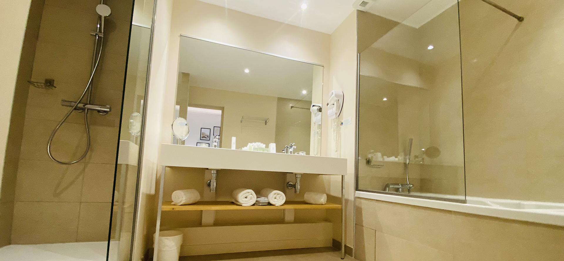 Salle de bain avec baignoire de la chambre grand confort de l’hôtel le Palmyra Golf en Occitanie 