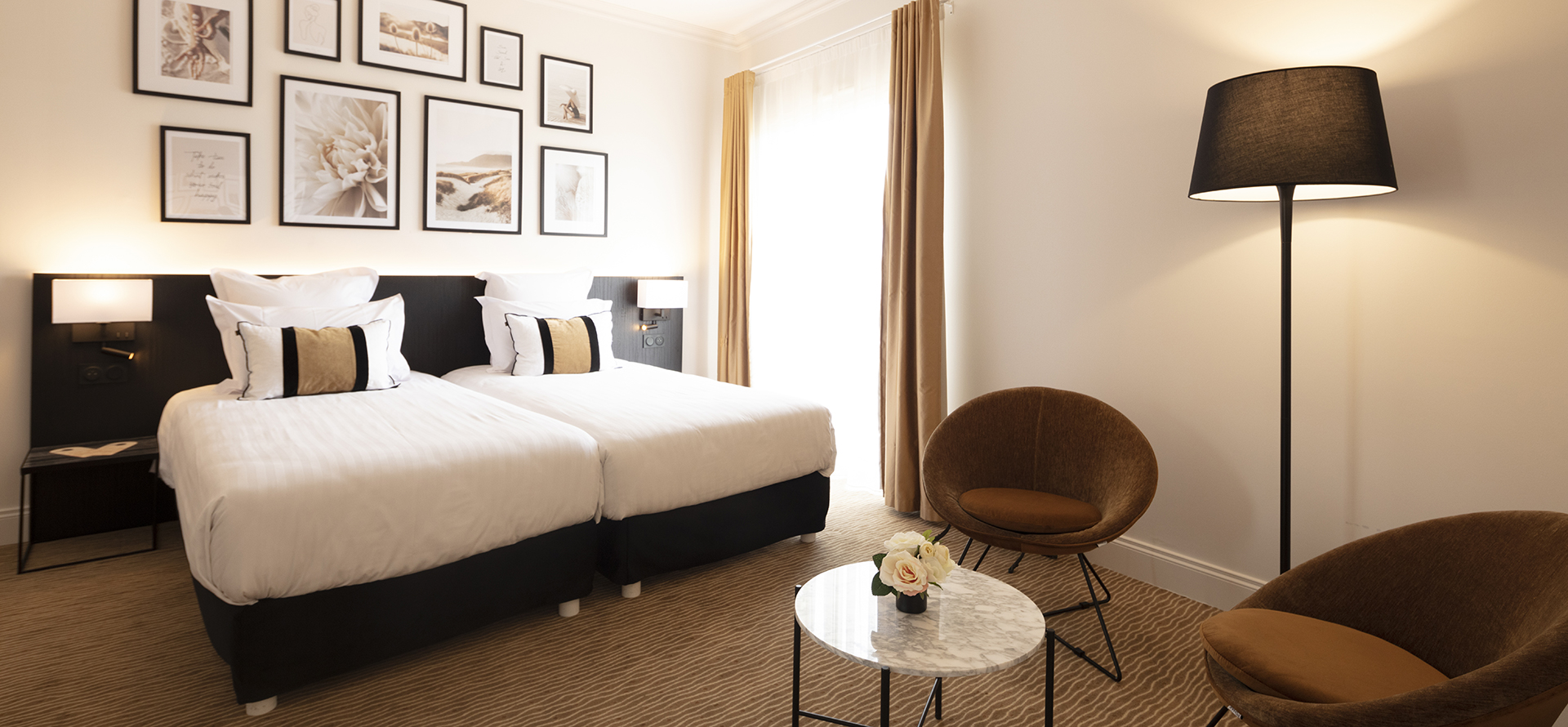 Lounge-Bereich einer Suite des Palmyra Golf Hotels mit Blick auf die Golfanlage &quote;Golf International&quote; in Okzitanien