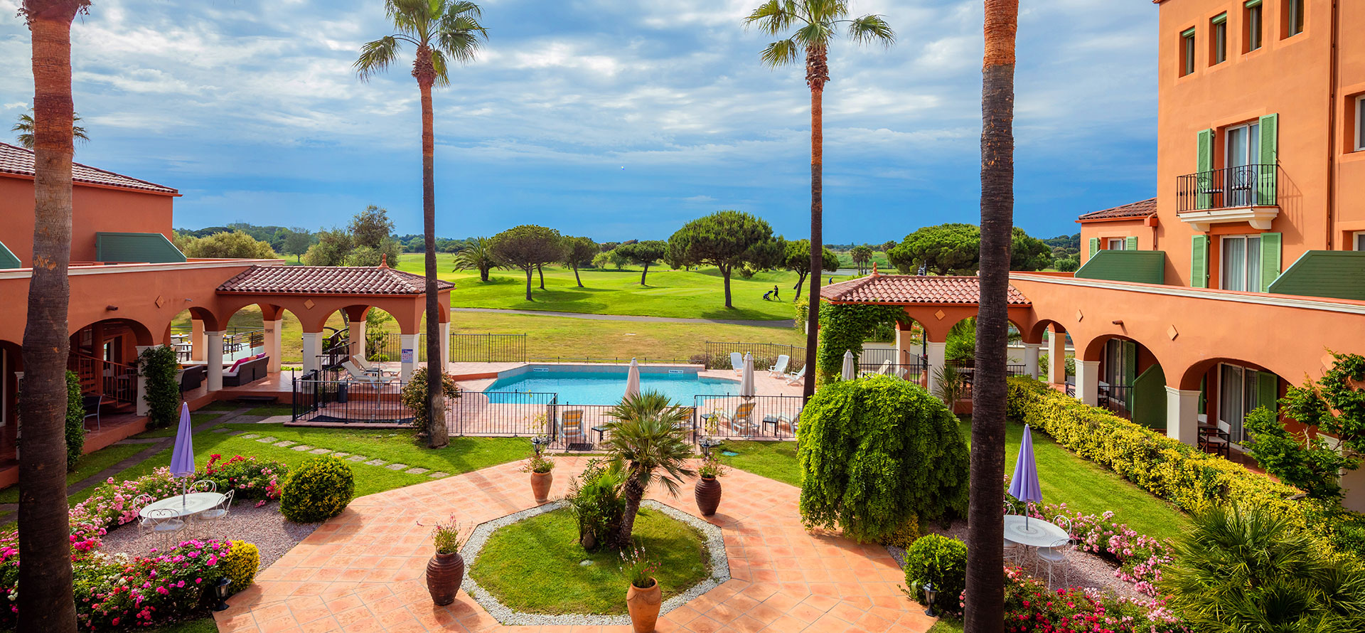Coin salon d’une suite de l’hôtel Palmyra Golf avec vue sur le golf international en Occitanie
