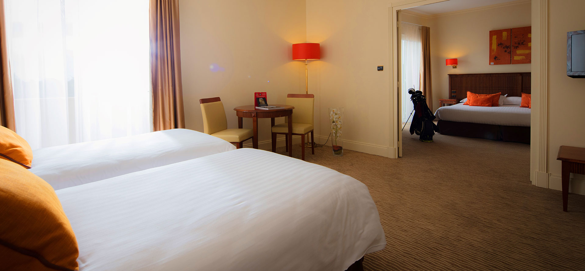 Ansicht einer aus einem Doppelbett bestehenden Suite mit Blick auf die Golfanlage des Palmyra Golf Hotels mit Spa in Okzitanien