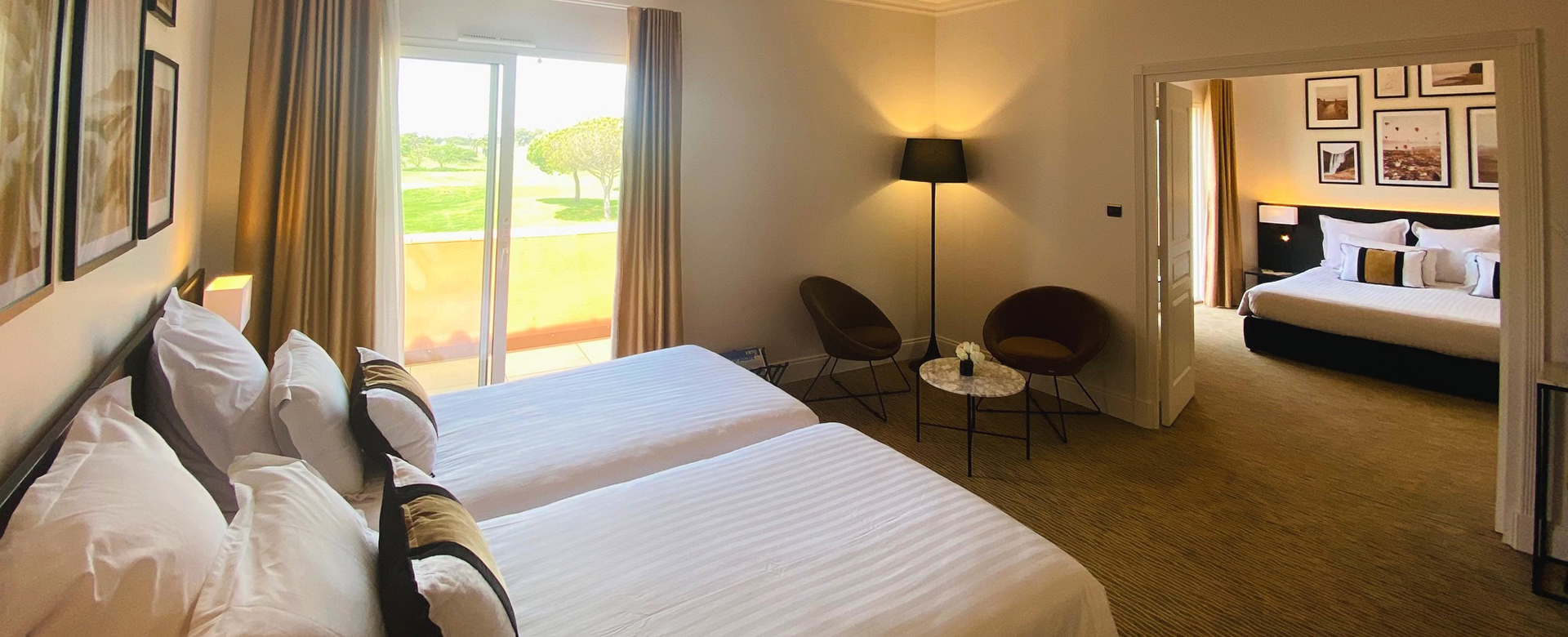 Ansicht einer aus einem Doppelbett bestehenden Suite des Palmyra Golf Hotels mit Spa in Okzitanien