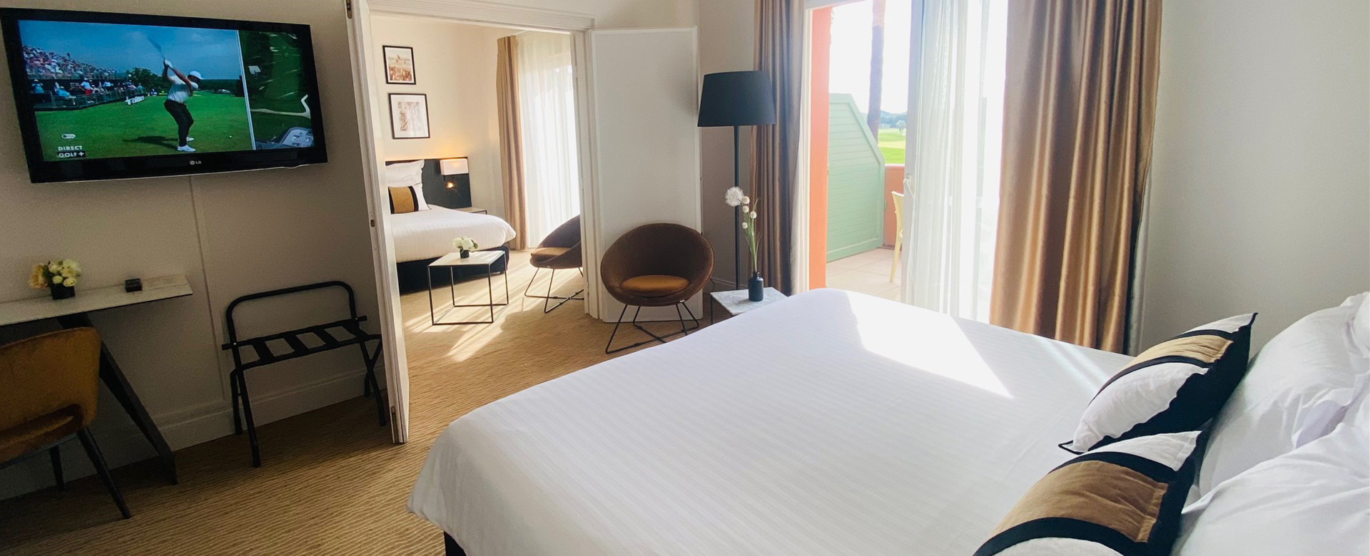Ansicht einer aus einem Doppelbett bestehenden Suite mit Blick auf die Golfanlage des Palmyra Golf Hotels mit Spa in Okzitanien