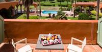 Vista desde la terraza de una habitación de hotel Palmyra Golf en Occitania: oferta especial 30-D, obtenga un 15 % de descuento, para una reserva de una estancia al menos 30 días antes de su llegada.