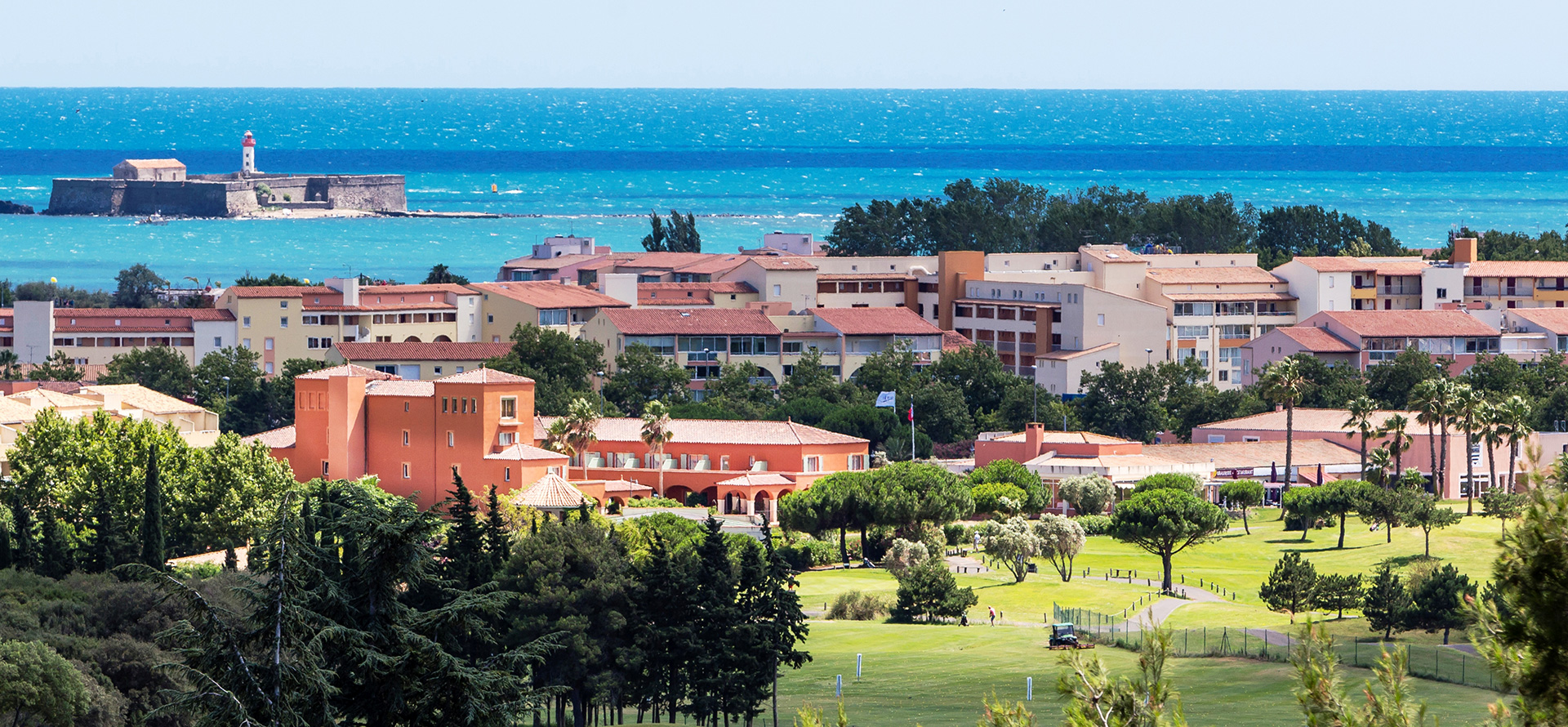 Gesamtansicht des am Rand der Golfanlage &quote;Golf International&quote; in Le Cap d’Agde gelegenen 4-Sterne-Hotels Palmyra Golf